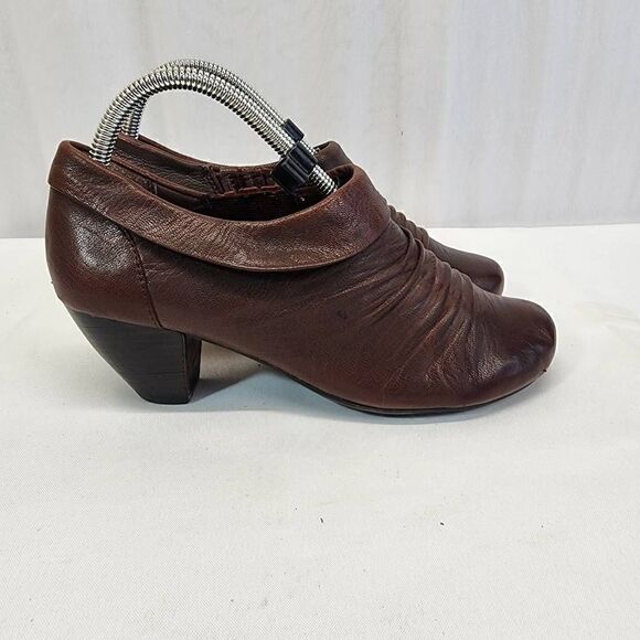 Bare Traps Rosey Brown Leather Pleated Ankle Zippered Boots Size 7.5 - Picture 3 of 9